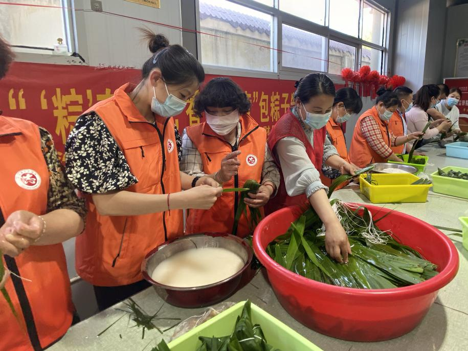 青口供電所黨支部聯(lián)合生產生活服務中心分會、黃沙坨社區(qū)，共同舉辦“悠悠艾草香 濃濃端午情”系列活動。.png